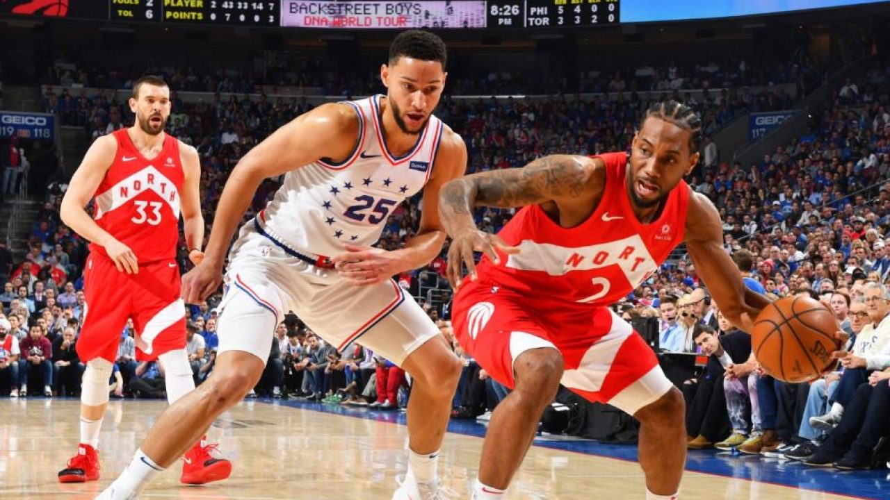 Các cách phòng thủ trong bóng rổ hiệu quả nhất Bóng rổ là một môn thể thao đầy kịch tính và đòi hỏi sự cân nhắc, linh hoạt và phòng ngự tốt. Trong trận đấu, không chỉ việc ghi điểm mà còn việc ngăn chặn đối phương ghi điểm là cực kỳ quan trọng. Vì vậy, các kỹ thuật phòng thủ trong bóng rổ đóng vai trò quan trọng để giúp đội của bạn bảo vệ thành công và tạo ra cơ hội chiến thắng. Trong bài viết này,  Trung tâm Bóng rổ Coach Dũng sẽ chia sẻ cho bạn về Các cách phòng thủ trong bóng rổ hiệu quả nhất nhé!	 Phân tích những cách phòng thủ hiệu quả trong bóng rổ Trước khi đi vào chi tiết về các kỹ thuật phòng thủ, chúng ta cần phân tích những yếu tố quan trọng để xây dựng một hệ thống phòng thủ hiệu quả trong bóng rổ. Dưới đây là một số yếu tố quan trọng mà bạn cần lưu ý: Kỹ năng cá nhân: Kỹ năng chạm bóng, khéo léo di chuyển và đọc hiểu trò chơi là những yếu tố quan trọng trong việc xây dựng một hệ thống phòng thủ mạnh mẽ. Tư duy tác chiến: Hiểu rõ vị trí của mình, biết cách giữ khoảng cách và phối hợp với các đồng đội để ngăn chặn đối phương ghi điểm. Kiến thức về chiến thuật: Nắm bắt được chiến thuật của đối thủ để có thể phản ứng kịp thời và tạo ra sự bất ngờ trong phòng thủ. Sự phản ứng nhanh: Khả năng phản ứng nhanh và linh hoạt là yếu tố quan trọng để ngăn chặn đường bóng và chặn đòn của đối phương. Các yếu tố này sẽ giúp bạn xây dựng một hệ thống phòng thủ chắc chắn và hiệu quả. Hãy tiếp tục với các kỹ thuật phòng thủ cơ bản cho người mới chơi bóng rổ. Các kỹ thuật phòng thủ cơ bản cho người mới chơi bóng rổ Việc nắm vững các kỹ thuật phòng thủ cơ bản là rất quan trọng đối với người mới chơi bóng rổ. Dưới đây là một số kỹ thuật phòng thủ cơ bản mà bạn có thể áp dụng: 1. Cắt hàng (Denying) Kỹ thuật cắt hàng là một trong những kỹ thuật phòng thủ cơ bản nhưng lại rất hiệu quả. Khi người chơi đối diện với đối thủ cầm bóng, bạn có thể sử dụng kỹ thuật cắt hàng để ngăn chặn việc nhận bóng của đối phương. Điều này giúp giảm khả năng tấn công của đối thủ và tạo ra các cơ hội cho đội mình. Để thực hiện kỹ thuật cắt hàng, hãy nhớ những điểm sau: Theo dõi chặt chẽ đối thủ để biết khi nào là thời điểm phù hợp để cắt hàng. Di chuyển nhanh chóng và linh hoạt để tạo ra sự bất ngờ cho đối thủ. Giữ khoảng cách an toàn và tìm cách chặn đường bóng. 2. Bám đồng đội (Help Defense) Kỹ thuật bám đồng đội là một cách phòng thủ hiệu quả khi bạn không được giao nhiệm vụ trực tiếp chặn đòn của đối thủ. Khi đồng đội của bạn đang bị đối thủ tấn công, hãy sẵn sàng để bám đối thủ và hỗ trợ trong việc ngăn chặn đường bóng. Để áp dụng kỹ thuật bám đồng đội, bạn có thể tuân theo các nguyên tắc sau: Giữ khoảng cách an toàn với đối thủ để có thời gian phản ứng. Theo dõi chặt chẽ đối thủ để biết khi nào là thời điểm phù hợp để can thiệp. Cố gắng tạo sự rối loạn và áp lực cho đối thủ. 3. Chặn đường bóng (Ball Denial) Kỹ thuật chặn đường bóng là một trong những cách phòng thủ hiệu quả nhất để ngăn chặn đối phương tiếp cận vị trí ghi điểm. Bằng cách áp dụng kỹ thuật này, bạn có thể giảm khả năng nhận bóng của đối thủ và tạo ra sự bất tiện trong việc xây dựng tấn công. Để thực hiện kỹ thuật chặn đường bóng, hãy thực hiện các bước sau: Theo dõi chặt chẽ đối thủ và tìm cách đánh lừa hoặc làm rối loạn đường đi của bóng. Sử dụng cơ thể và các tay chân để che chắn đường đi của bóng. Di chuyển nhanh chóng và linh hoạt để ngăn chặn đối phương. Những kỹ thuật phòng thủ bóng rổ cơ bản này sẽ giúp bạn xây dựng cơ sở vững chắc cho việc phòng thủ trong bóng rổ. Tuy nhiên, để trở thành một cầu thủ phòng thủ xuất sắc, bạn cần tập luyện và nâng cao kỹ năng của mình. Hãy tiếp tục đọc để tìm hiểu về cách tập luyện phòng thủ cho người chơi bóng rổ. Cách tập luyện phòng thủ cho người chơi bóng rổ Tập luyện phòng thủ có vai trò quan trọng trong việc phát triển kỹ năng và khả năng phản ứng của người chơi bóng rổ. Dưới đây là một số phương pháp tập luyện phòng thủ mà bạn có thể áp dụng: 1. Tập luyện kỹ năng chạm bóng và di chuyển Việc tập luyện kỹ năng chạm bóng và di chuyển là cơ bản và quan trọng nhất trong việc phát triển phòng thủ. Bạn có thể tập luyện các kỹ năng như: Chạm bóng: Sử dụng các bài tập như đánh bóng vào tường, xoay người và chạm bóng để nâng cao khả năng xử lý bóng. Di chuyển: Tập luyện các phương hướng di chuyển như đi chéo, đi ngang và đi lui để nâng cao khả năng linh hoạt. 2. Tập luyện nhanh chóng và phản ứng Phản ứng nhanh và linh hoạt là yếu tố quan trọng trong việc phòng thủ hiệu quả. Bạn có thể tập luyện các bài tập sau để cải thiện khả năng phản ứng của mình: Bài tập "Reaction Ball": Sử dụng trái bóng có nhiều mặt phẳng và phản ứng nhanh để đập bóng khi nó quay lại. Bài tập "Mirror Drill": Sao chép chuyển động của đối tác và phản ứng nhanh để đặt chân và tay vào vị trí phù hợp. 3. Tập luyện kỹ thuật chặn đòn và chặn đường bóng Kỹ thuật chặn đòn và chặn đường bóng là hai yếu tố quan trọng trong việc xây dựng một hệ thống phòng thủ mạnh mẽ. Bạn có thể tập luyện các kỹ thuật sau: Kỹ thuật chặn đòn: Sử dụng trái bóng và người đối tác để tập luyện các kỹ thuật chặn đòn như chặn bóng từ phía sau và chặn bóng từ phía trước. Kỹ thuật chặn đường bóng: Sử dụng trái bóng và người đối tác để tập luyện việc ngăn chặn đường đi của bóng bằng cách che chắn và áp lực. Tập luyện theo các phương pháp này sẽ giúp bạn nâng cao khả năng phòng thủ và trở thành một cầu thủ bóng rổ xuất sắc. Bên cạnh việc tập luyện, bạn cũng cần hiểu rõ chiến thuật của đối thủ để phòng thủ tốt hơn. Tiếp tục đọc để tìm hiểu cách đọc hiểu chiến thuật của đối thủ và áp dụng chúng vào phòng thủ. Phương pháp chặn đòn trong bóng rổ Thông qua việc nắm bắt chiến thuật của đối thủ, bạn có thể phản ứng kịp thời và tạo ra sự bất ngờ trong phòng thủ. Dưới đây là một số phương pháp giúp bạn đọc hiểu chiến thuật của đối thủ: 1. Theo dõi đối thủ Theo dõi đối thủ là yếu tố quan trọng giúp bạn nhận biết các xu hướng và chiến thuật mà họ sử dụng. Hãy chú ý đến: Vị trí: Xem xét vị trí và vai trò của đối thủ trong hàng công để tìm hiểu họ thường sử dụng những chiến thuật nào. Các động tác: Quan sát những động tác và chuyển động của đối thủ để đoán được ý đồ và mục tiêu của họ. 2. Tìm hiểu chiến thuật của đối thủ Hiểu rõ chiến thuật của đối thủ sẽ giúp bạn phòng thủ tốt hơn. Hãy lắng nghe, quan sát và tìm hiểu về: Hệ thống chuyển động: Đánh giá cách đối thủ di chuyển và xây dựng hệ thống tấn công. Mẫu tấn công: Nhận biết mẫu tấn công phổ biến của đối thủ để có thể đọc hiểu và phòng thủ tốt hơn. 3. Phản ứng kịp thời Dựa trên việc theo dõi và tìm hiểu chiến thuật của đối thủ, bạn cần phản ứng kịp thời để ngăn chặn đòn của đối phương. Hãy nhớ những điểm sau: Đọc hiểu đường bóng và cử chỉ của đối thủ để đưa ra phản ứng nhanh chóng. Sử dụng các kỹ thuật phòng thủ đã học để tạo áp lực và ngăn chặn đối phương ghi điểm. Việc đọc hiểu chiến thuật của đối thủ sẽ giúp bạn trở thành một người phòng thủ thông minh và linh hoạt. Tuy nhiên, trong quá trình phòng thủ, bạn cũng cần nâng cao khả năng dự đoán và phản ứng của mình. Tiếp tục đọc để tìm hiểu cách nâng cao khả năng dự đoán và phản ứng trong phòng thủ bóng rổ. Nâng cao khả năng dự đoán và phản ứng trong phòng thủ bóng rổ Khả năng dự đoán và phản ứng là hai yếu tố quan trọng để trở thành một người chơi phòng thủ xuất sắc. Dưới đây là một số cách giúp bạn nâng cao khả năng này: 1. Kỹ thuật quan sát Kỹ thuật quan sát là một kỹ năng quan trọng để có thể dự đoán và phản ứng kịp thời. Hãy luyện tập các kỹ thuật sau để nâng cao khả năng quan sát của bạn: Lắng nghe: Lắng nghe âm thanh và chỉ dẫn từ đối thủ để nắm bắt thông tin quan trọng. Quan sát diễn biến trò chơi: Theo dõi sự thay đổi vị trí, chuyển động và hành vi của các cầu thủ để đưa ra những phản ứng phù hợp. 2. Tìm hiểu tư duy của đối thủ Tìm hiểu tư duy của đối thủ là một cách hiệu quả để dự đoán và phản ứng tốt hơn. Hãy cố gắng hiểu về: Thói quen và lối chơi: Nhận biết những thói quen và lối chơi của đối thủ để có thể đọc hiểu và phản ứng kịp thời. Các mục tiêu: Đoán được mục tiêu và ý đồ của đối thủ để có thể ứng phó một cách thông minh. 3. Tạo sự bất ngờ Tạo sự bất ngờ trong phòng thủ là một cách hiệu quả để làm rối loạn đối thủ và thiếu sót trong tấn công. Bạn có thể áp dụng các chiến thuật sau: Thay đổi kỹ thuật: Sử dụng các kỹ thuật phòng thủ khác nhau để tạo sự bất ngờ cho đối thủ. Lợi dụng lỗi phản xạ: Khai thác những lỗi phản xạ của đối thủ để tạo ra cơ hội phòng thủ. Việc nâng cao khả năng dự đoán và phản ứng trong phòng thủ bóng rổ không chỉ giúp bạn trở thành một cầu thủ xuất sắc, mà còn giúp bạn tránh các sai lầm phòng thủ. Tiếp tục đọc để tìm hiểu cách tránh các sai lầm phòng thủ và áp dụng kỹ thuật phòng thủ vào trò chơi thực tế. Làm thế nào để tránh các sai lầm trong phòng thủ bóng rổ Trong quá trình phòng thủ, chúng ta có thể mắc phải những sai lầm, dẫn đến việc đối thủ ghi điểm. Dưới đây là một số cách để tránh các sai lầm phòng thủ: 1. Không để lủng lẳng khoảng cách Khoảng cách là yếu tố quan trọng giúp bạn đạt được sự linh hoạt và phản ứng nhanh. Hãy tránh để lủng lẳng khoảng cách với đối thủ, vì điều này sẽ tạo ra khoảng trống cho đối thủ tấn công. 2. Không bỏ qua việc đọc hiểu chiến thuật của đối thủ Đọc hiểu chiến thuật của đối thủ là yếu tố quyết định trong việc phòng thủ thành công. Đừng bỏ qua việc theo dõi và tìm hiểu về cách đối thủ tấn công và xây dựng hệ thống phòng thủ phù hợp. 3. Không mất tập trung Mất tập trung là một sai lầm phổ biến trong bóng rổ. Hãy luôn tập trung vào đồng đội và đối thủ của bạn để có thể phản ứng kịp thời và ngăn chặn đòn tấn công. 4. Không mắc sai lầm tái phân phối Sai lầm tái phân phối xảy ra khi bạn không đúng vị trí và không theo sát đối thủ của mình. Điều này dẫn đến việc mở ra các khoảng trống cho đối thủ tấn công. Hãy luôn duy trì vị trí phòng thủ và giữ liên lạc với đồng đội. 5. Không bỏ cuộc Trong quá trình phòng thủ, bạn có thể gặp khó khăn và không thành công từ lần đầu. Tuy nhiên, không bao giờ bỏ cuộc và tiếp tục cố gắng. Hãy học từ những sai lầm và nỗ lực để nâng cao khả năng phòng thủ của bạn. Bằng cách tránh các sai lầm phòng thủ và áp dụng kỹ thuật phòng thủ vào trò chơi thực tế, bạn sẽ trở thành một cầu thủ bóng rổ xuất sắc và có khả năng giữ vững thành công cho đội của mình. Kết luận Trong bài viết này, chúng ta đã tìm hiểu về các cách phòng thủ hiệu quả nhất trong bóng rổ và cách áp dụng chúng vào trò chơi thực tế. Từ việc phân tích các yếu tố quan trọng trong phòng thủ, các kỹ thuật phòng thủ cơ bản, cách tập luyện phòng thủ cho người chơi bóng rổ, đọc hiểu chiến thuật của đối thủ, nâng cao khả năng dự đoán và phản ứng, tránh các sai lầm phòng thủ, chúng ta có thể xây dựng một hệ thống phòng thủ mạnh mẽ.