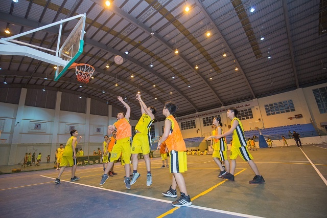 tre-em-choi-bong-ro-co-giam-can-khong